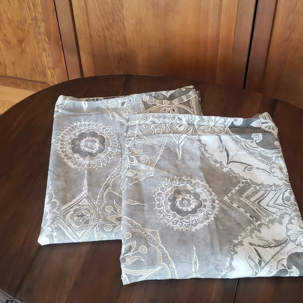 Pottery Barn NWOT Jacquelyn Medallion Sateen Standard Pillow Shams Set of 2